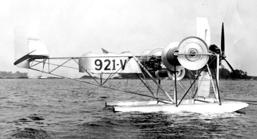 Hydravion vintage sur l'eau, années 1900.