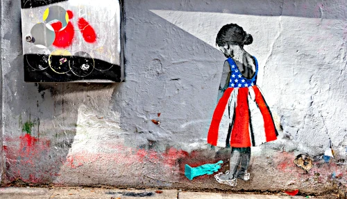 Graffiti fillette robe USA pleurant sur drapeau bleu